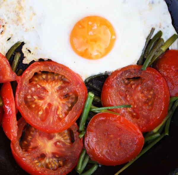 乡村风格的炸鸡蛋加新鲜的红色西红柿 — 图库照片