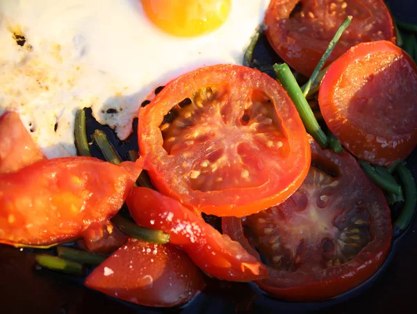 Huevos Fritos Estilo País Con Tomates Rojos Frescos — Foto de Stock