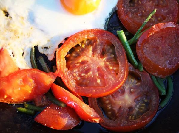 Huevos Fritos Estilo País Con Tomates Rojos Frescos — Foto de Stock