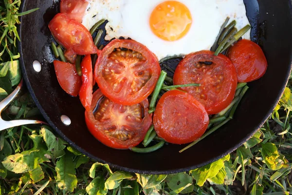 Huevos Fritos Estilo País Con Tomates Rojos Frescos — Foto de Stock