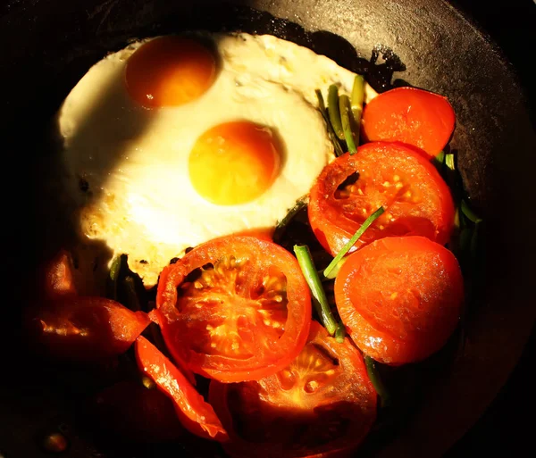 Huevos Fritos Estilo País Con Tomates Rojos Frescos —  Fotos de Stock