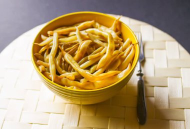 Sarı seramik bardakta kızarmış uzun Fransız fasulyesi..