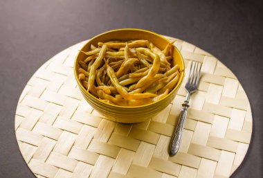 Sarı seramik bardakta kızarmış uzun Fransız fasulyesi..