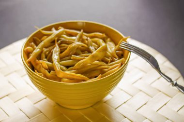 Sarı seramik bardakta kızarmış uzun Fransız fasulyesi..