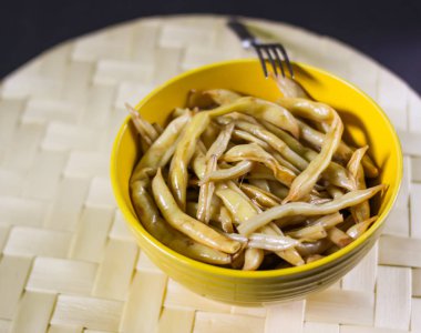 Sarı seramik bardakta kızarmış uzun Fransız fasulyesi..