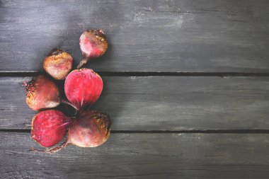 Kırsal ahşap arka planda taze organik pancarlar..