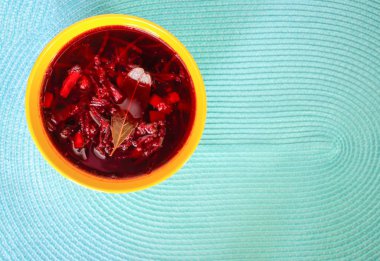 Kırmızı borş veya ekşi kremalı pancar çorbası.