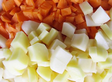 Havuç ve patatesleri yakın çekim. Renkli çiğ sebzeler.