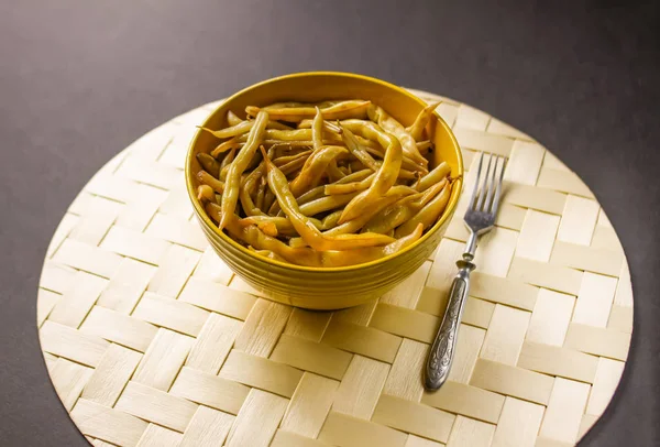 Sarı seramik bardakta kızarmış uzun Fransız fasulyesi..