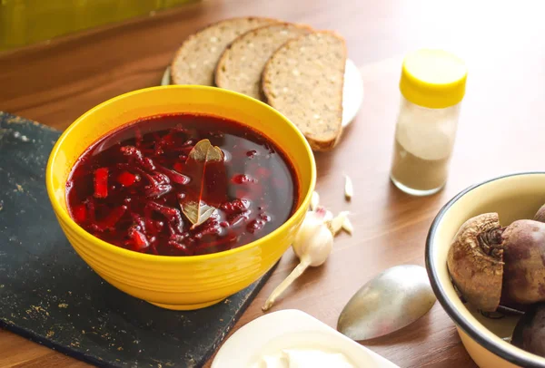 Kırmızı borş veya ekşi kremalı pancar çorbası.