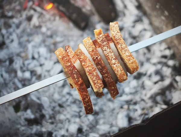 Grillning Kött Och Bröd Spett Över Fräs — Stockfoto