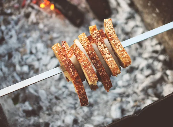 Griller Viande Pain Sur Une Brochette Dessus Brasero — Photo