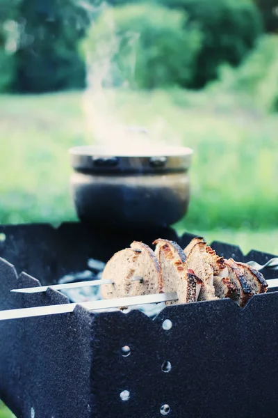 Grillowanie Mięsa Chleba Szpikulcu Nad Koziołkiem — Zdjęcie stockowe