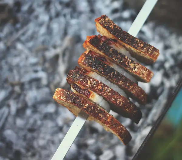 Grillning Kött Och Bröd Spett Över Fräs — Stockfoto