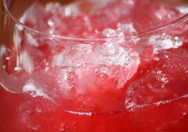 Buzlu bir bardakta serinletici pembe kokteyl