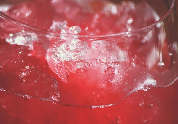 Coquetel Rosa Frio Refrescante Copo Com Gelo — Fotografia de Stock