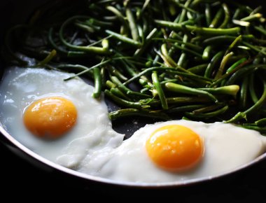 Tavada yeşil fasulyeli sahanda yumurta yakın.
