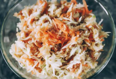 Taze çiğ sebzeli salata. Şeffaf bir kapta rendelenmiş havuç ve lahana..