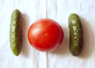 Domates ve salatalık bir tabak içinde