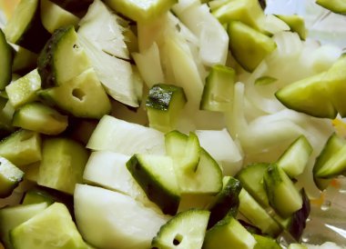 Bir tabakta taze yeşil salatalık, yakın plan.