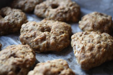 Çikolata parçacıklı kurabiyeler.