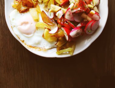 Taze salata, süzme peynir ve tabakta kızarmış yumurta.