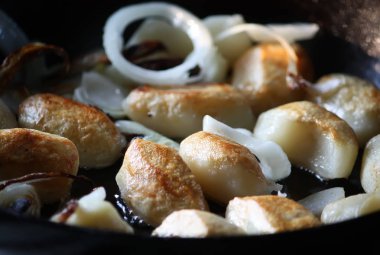 Terbiye edilmiş şiş mangal ızgarasında mangal yapmaya hazırlanıyor..