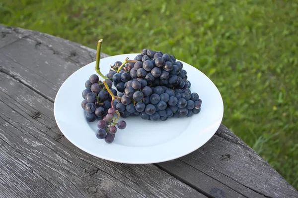 Ripe Grapes White Plate Wooden Table Background Outdoors — 스톡 사진