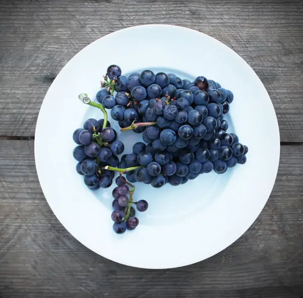 Ripe Grapes White Plate Wooden Table Background Outdoors — 스톡 사진