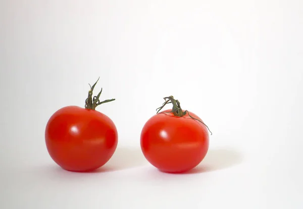 Due Pomodori Rossi Maturi Fondo Bianco — Foto Stock