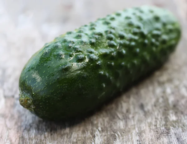 Pepino Verde Maduro Mesa Madeira Closeup — Fotografia de Stock