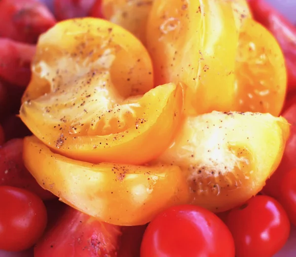 Rote Und Gelbe Tomaten Scheiben Geschnitten Mit Paprika Aus Nächster — Stockfoto