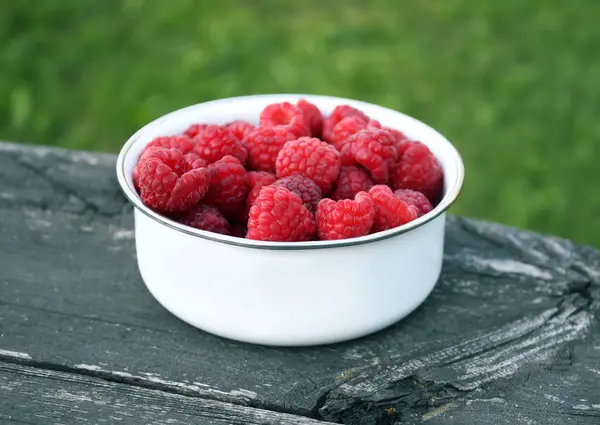 Verse Rijpe Frambozen Witte Beker — Stockfoto