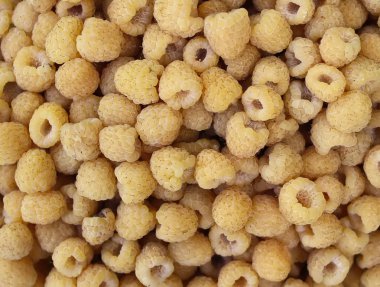 Taze olgun sarı ahududu yaz hasadı. Yaklaş.