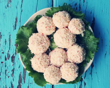 Yengeç peynirli ev yapımı toplar.