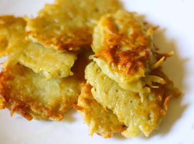 Kızarmış taze patates krepi tabakta..