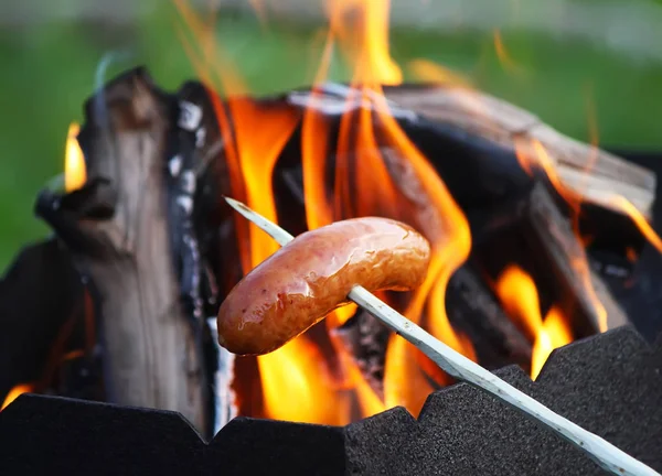 Kiełbaski Grillują Piknik Świeżym Powietrzu Nad Koksownikiem — Zdjęcie stockowe