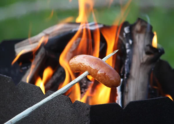 Kiełbaski Grillują Piknik Świeżym Powietrzu Nad Koksownikiem — Zdjęcie stockowe