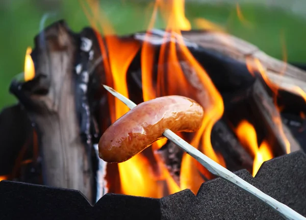 Kiełbaski Grillują Piknik Świeżym Powietrzu Nad Koksownikiem — Zdjęcie stockowe