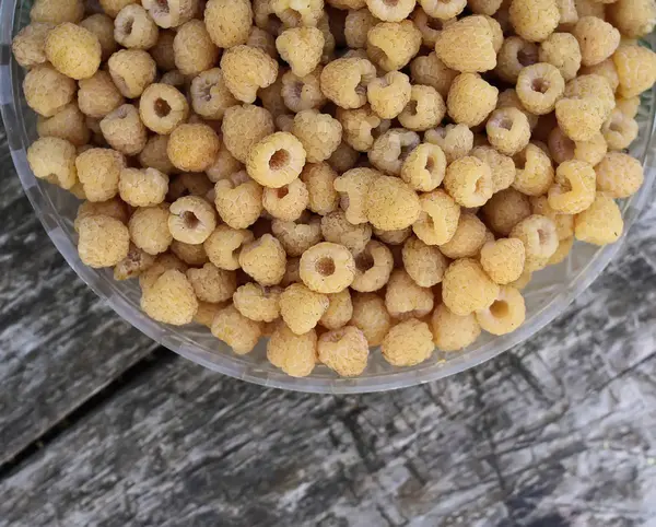 Fresh Ripe Yellow Raspberry Summer Harvest Close — Stock Photo, Image