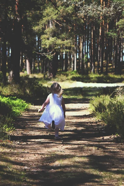 Menina Correndo Luz Sol Parque Outono — Fotografia de Stock