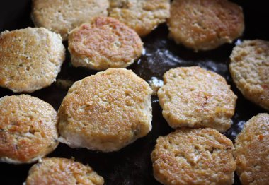 Tavadaki kızartma işlemi sırasında et pirzolası