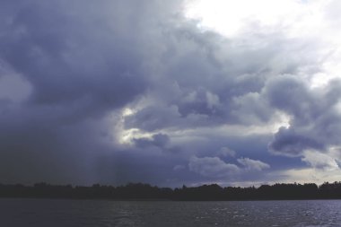Letonya 'daki göl. Rüzgarlı bir günde küçük dalgalarla su yüzeyi.
