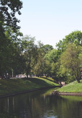 Baharda Riga şehir kanalı. Letonya, Doğu Avrupa.