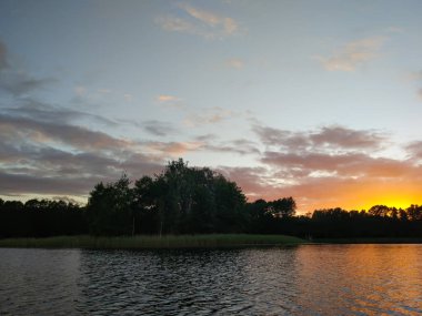 Letonya 'da küçük adalı bir göl. Yaz manzarası.