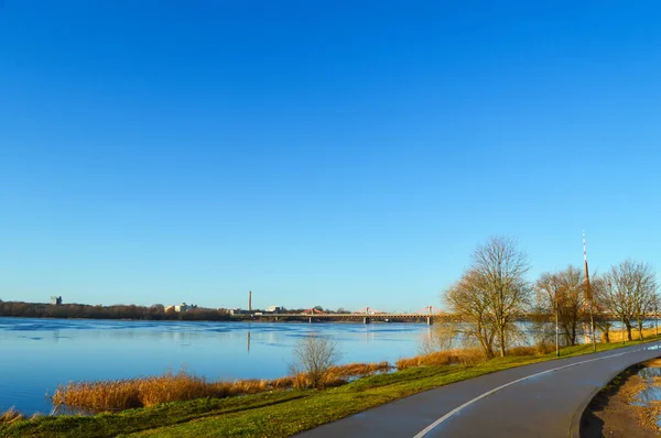 Stadslandskap Med Bro Moderna Byggnader Och Blå Himmel Oktober — Stockfoto