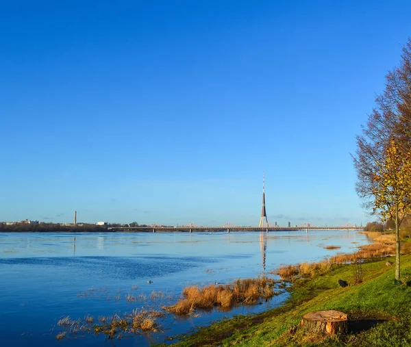 Stadslandskap Med Bro Moderna Byggnader Och Blå Himmel Oktober — Stockfoto