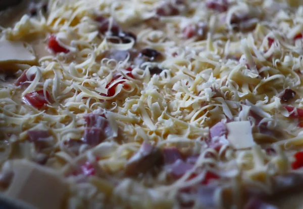 Сырая Пицца Плавильным Сыром — стоковое фото