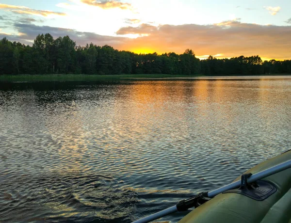 Sommarkväll Landskap Med Sjö Yta Och Fragment Paddel Uppblåsbar Båt — Stockfoto