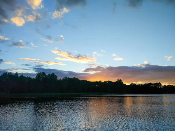 Спокойная Поверхность Озера Вечером Латвии Восточной Европе Летний Закат Пейзаж — стоковое фото